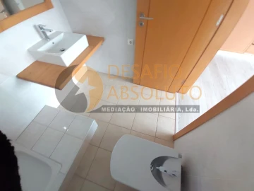 Moradia T5 para Venda em Laranjeiro e Feijó