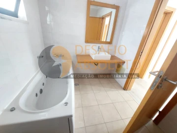 Moradia T5 para Venda em Laranjeiro e Feijó