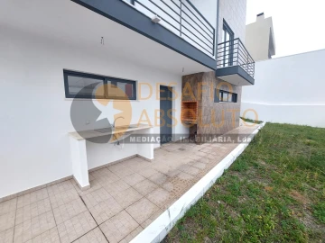 Moradia T5 para Venda em Laranjeiro e Feijó