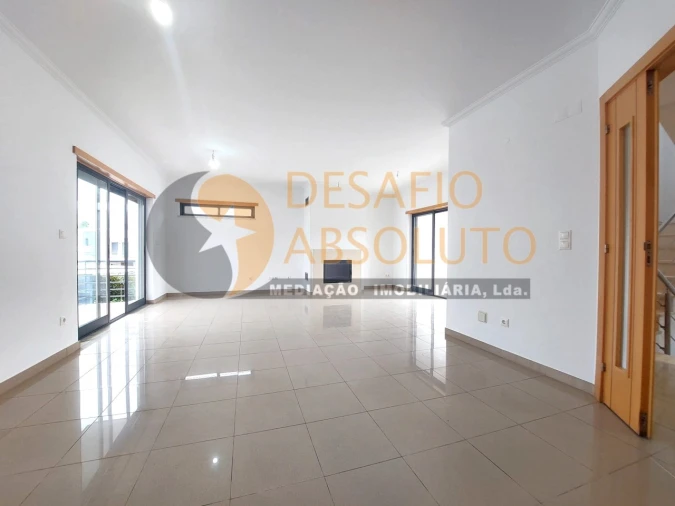 Moradia T5 para Venda em Laranjeiro e Feijó Foto 2