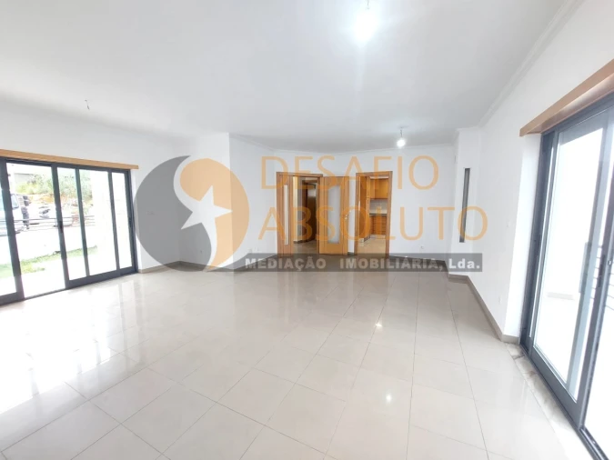 Moradia T5 para Venda em Laranjeiro e Feijó Foto 3