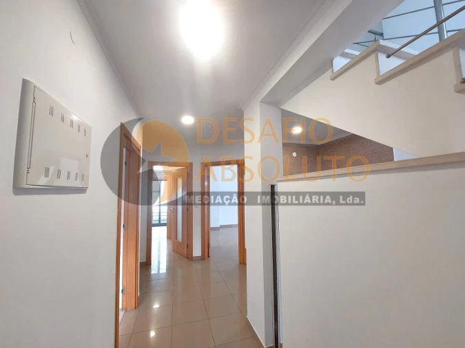 Moradia T5 para Venda em Laranjeiro e Feijó Foto 5