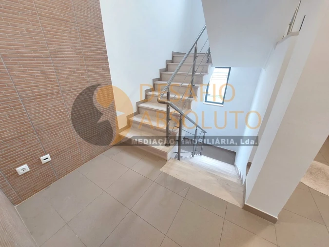 Moradia T5 para Venda em Laranjeiro e Feijó Foto 7