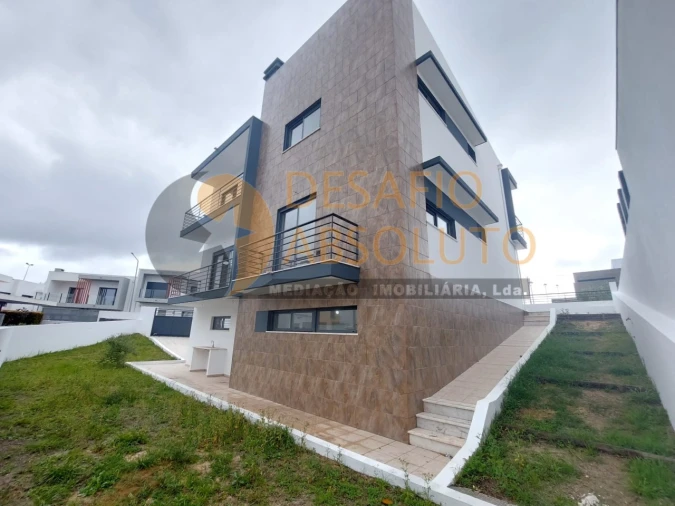 Moradia T5 para Venda em Laranjeiro e Feijó Foto 47