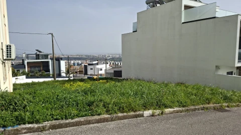 Terreno para Venda em Pontinha e Famões