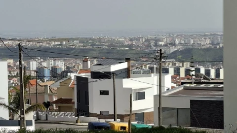 Terreno para Venda em Pontinha e Famões