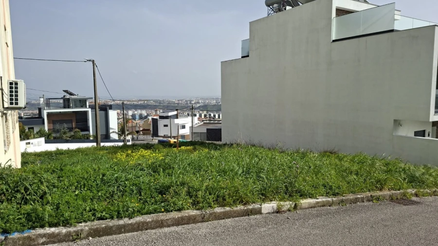 Terreno para Venda em Pontinha e Famões