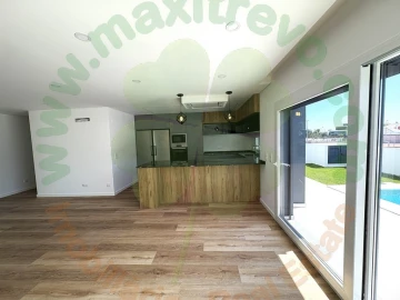 Moradia T4 para Venda em Charneca de Caparica e Sobreda