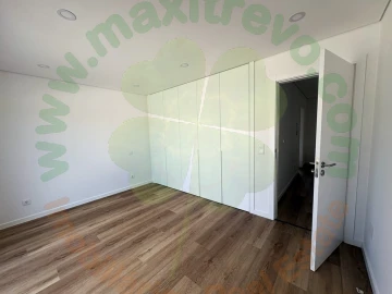 Moradia T4 para Venda em Charneca de Caparica e Sobreda