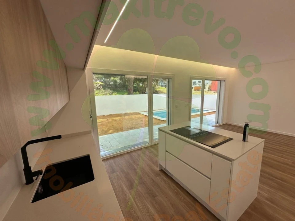 Moradia T4 para Venda em Fernao Ferro Foto 4