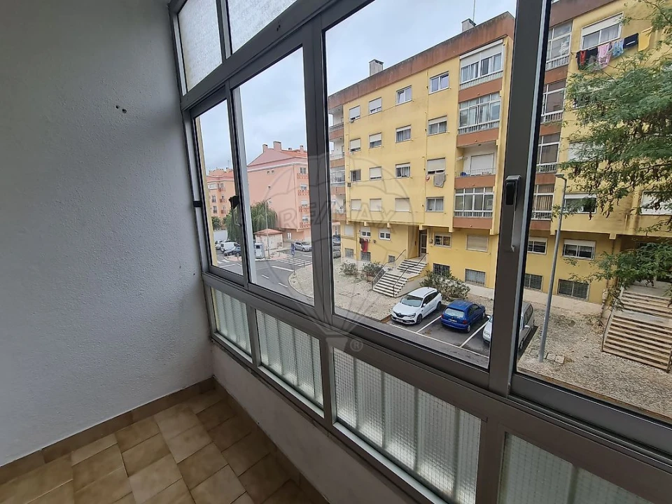 Apartamento T2 para Arrendamento em Rio de Mouro Foto 8
