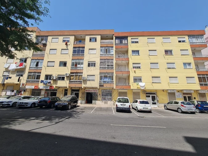 Apartamento T2 para Arrendamento em Rio de Mouro Foto 3