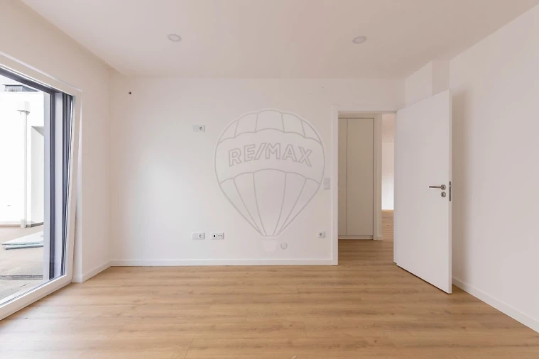 Moradia T2 para Venda em Santa Maria, São Pedro e Matacães Foto 6