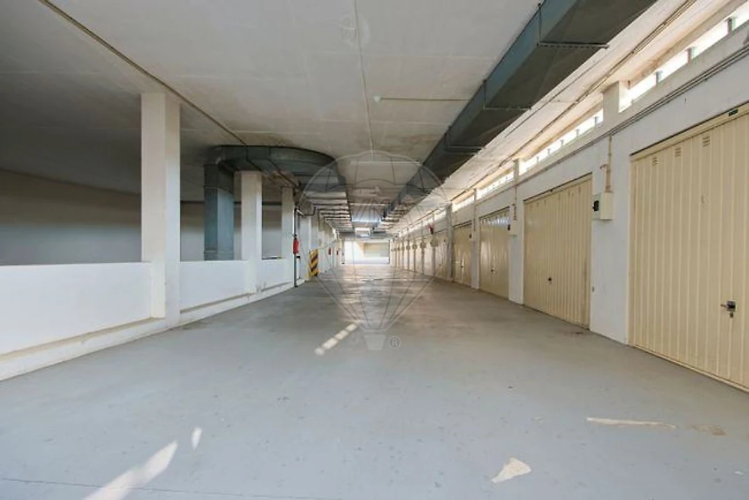 Garagem para Arrendamento em Santo Antonio dos Olivais Foto 1