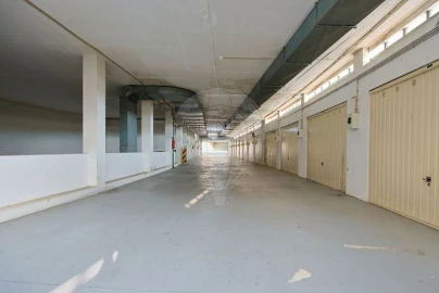 Garagem para Arrendamento em Santo Antonio dos Olivais