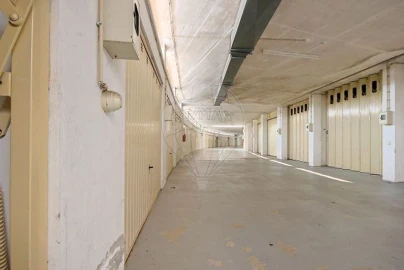 Garagem para Arrendamento em Santo Antonio dos Olivais