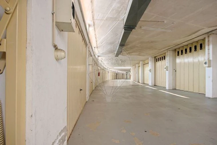 Garagem para Arrendamento em Santo Antonio dos Olivais Foto 2