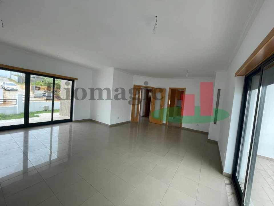 Moradia T5 para Venda em Laranjeiro e Feijó Foto 2