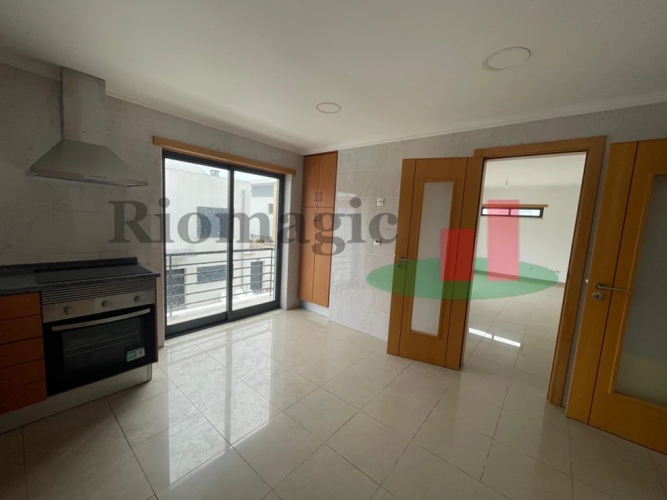 Moradia T5 para Venda em Laranjeiro e Feijó Foto 4