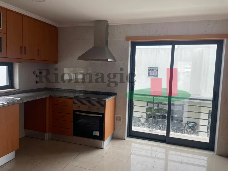 Moradia T5 para Venda em Laranjeiro e Feijó Foto 5