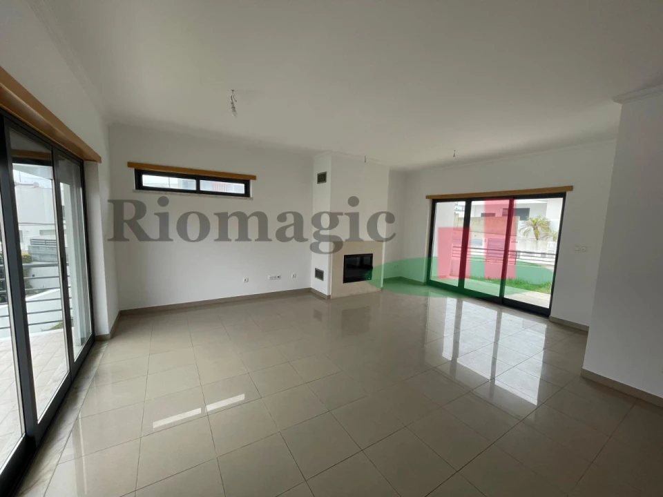 Moradia T5 para Venda em Laranjeiro e Feijó Foto 1