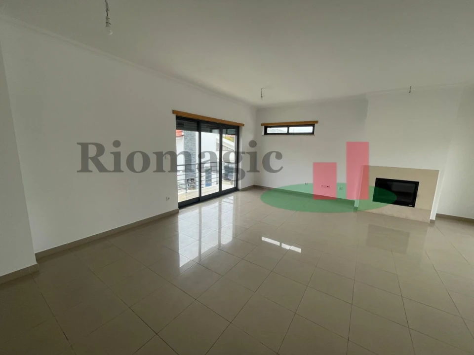 Moradia T5 para Venda em Laranjeiro e Feijó Foto 3