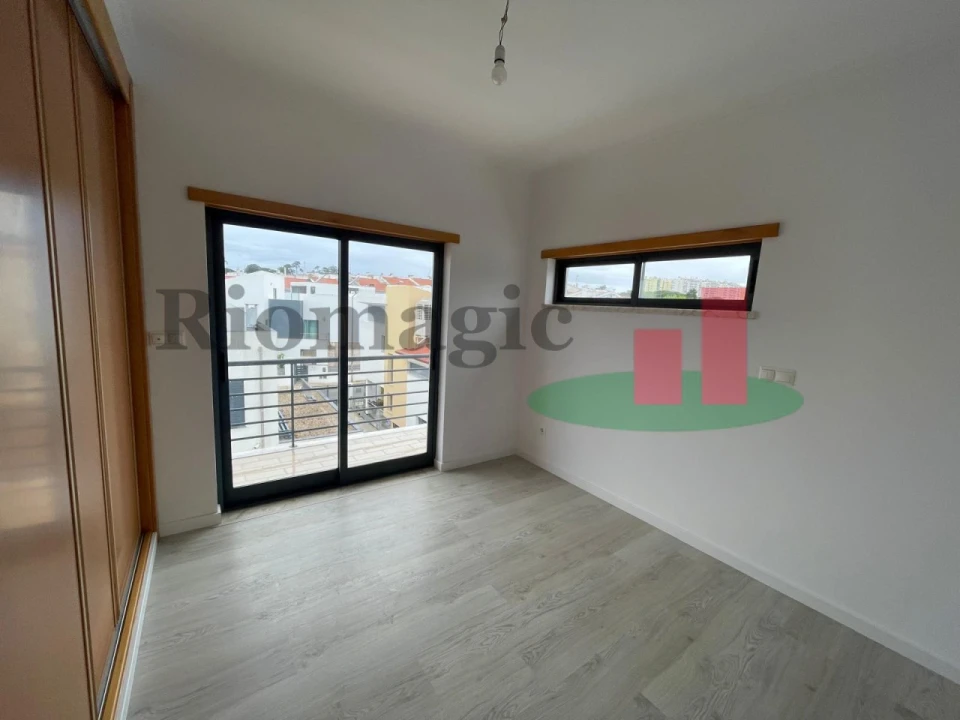 Moradia T5 para Venda em Laranjeiro e Feijó Foto 22