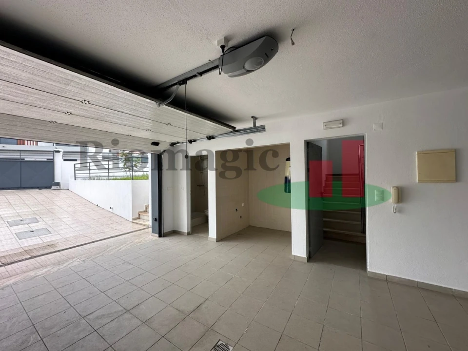 Moradia T5 para Venda em Laranjeiro e Feijó Foto 27
