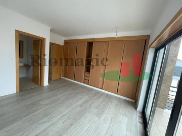 Moradia T5 para Venda em Laranjeiro e Feijó