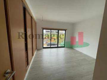 Moradia T5 para Venda em Laranjeiro e Feijó