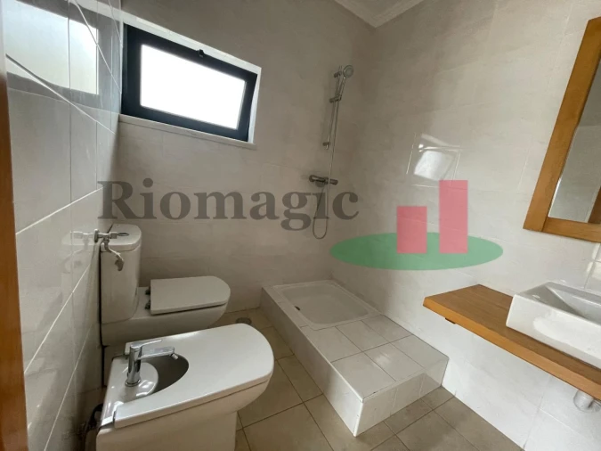 Moradia T5 para Venda em Laranjeiro e Feijó Foto 16