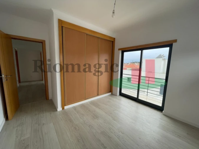 Moradia T5 para Venda em Laranjeiro e Feijó Foto 21