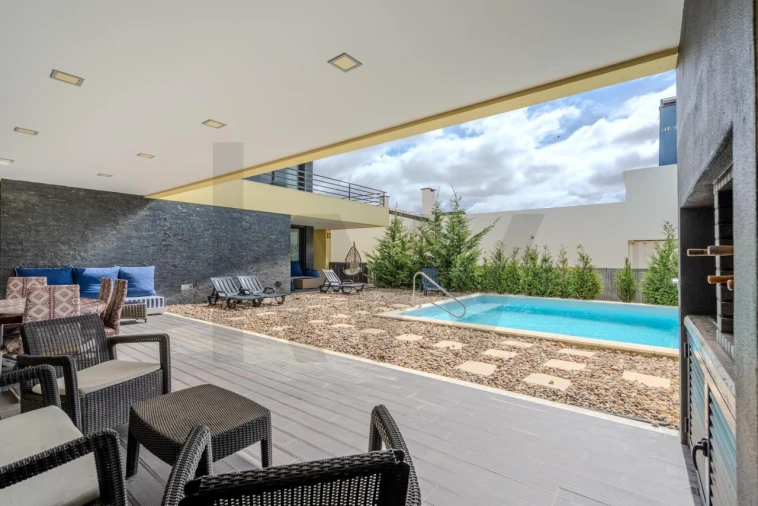 Moradia T4 para Venda em Santa Maria, São Pedro e Matacães Foto 1