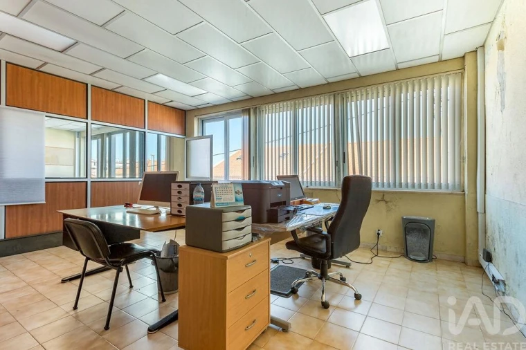 Loja para Venda em Casal de Cambra Foto 18