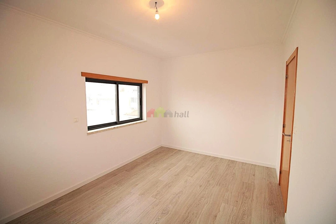 Moradia T5 para Venda em Laranjeiro e Feijó Foto 26