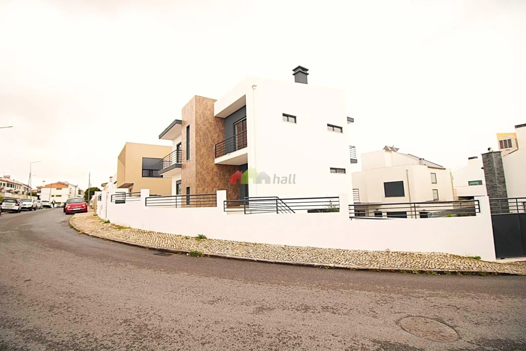 Moradia T5 para Venda em Laranjeiro e Feijó Foto 2