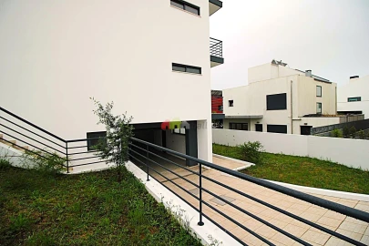Moradia T5 para Venda em Laranjeiro e Feijó