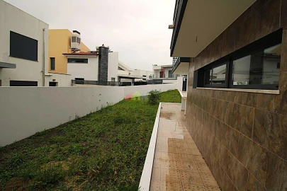 Moradia T5 para Venda em Laranjeiro e Feijó
