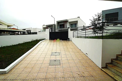 Moradia T5 para Venda em Laranjeiro e Feijó