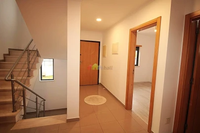 Moradia T5 para Venda em Laranjeiro e Feijó