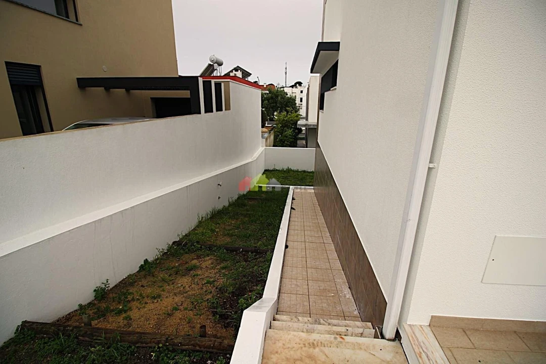 Moradia T5 para Venda em Laranjeiro e Feijó Foto 40