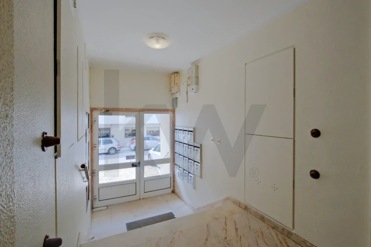 Apartamento T1 para Venda em Carcavelos e Parede Foto 5