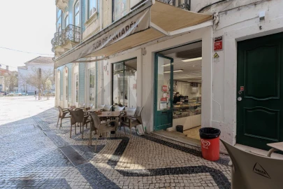 Prédio para Venda em Romeira e Várzea