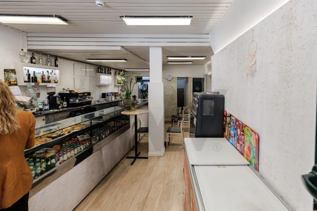 Prédio para Venda em Romeira e Várzea Foto 60