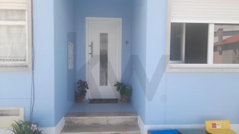 Apartamento T2 para Arrendamento em Romeira e Várzea