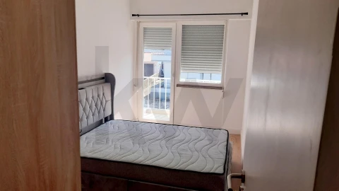 Apartamento T2 para Arrendamento em Romeira e Várzea