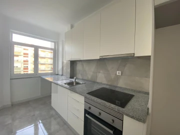 Apartamento T2 para Arrendamento em Benfica