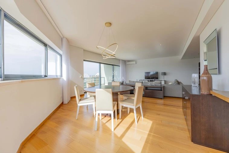 Apartamento T3 para Venda em Quarteira Foto 12