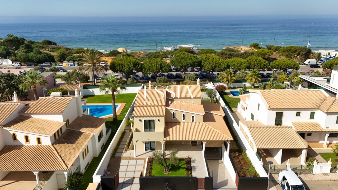 Moradia T5 para Venda em Guia Foto 3