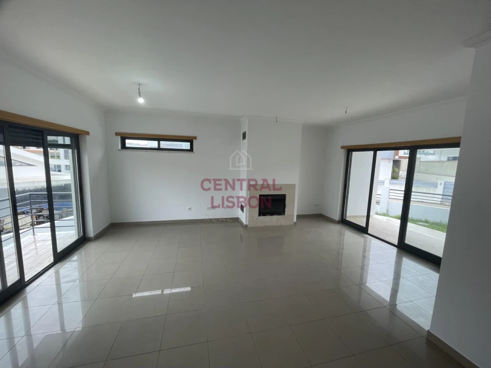 Moradia T5 para Venda em Laranjeiro e Feijó Foto 3